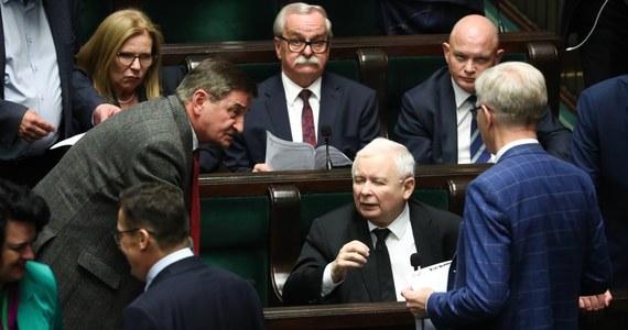 "To jest osoba, która w polityce jest długo, a z drugiej strony jest osobą kompromisową, która też ma duże zaplecze, jeżeli chodzi o zaplecze analityczne" – tak rzecznik rządu Piotr Müller chwalił w Polsat News Marka Kuchcińskiego, który zastąpi Michała Dworczyka na stanowisku szefa kancelarii premiera. Jak dodał, "jest to osoba, która łączy kompetencje polityczne i zarządcze".