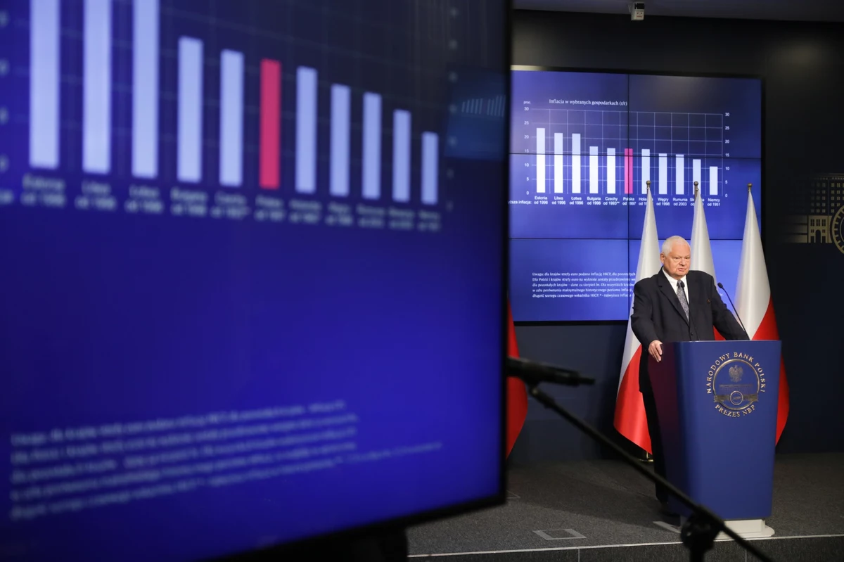Słowa mogą być warte miliardy, o ile wypowiada je człowiek odpowiedzialny za politykę monetarną kraju. Złoty po południu wręcz dramatycznie się osłabił w trakcie konferencji prasowej szefa NBP. Obce waluty w kilkadziesiąt minut podrożały o kilka groszy. Ten ruch zbiegł się w czasie z umocnieniem dolara, co sprawiło, że wobec amerykańskiej waluty polski złoty osłabił się od rana o 13 groszy. 