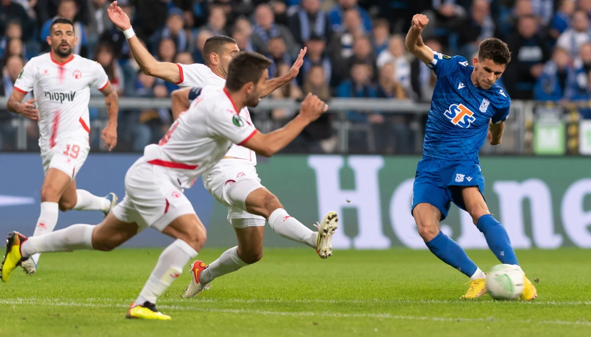 Piłkarze Lecha Poznań w trzecim grupowym meczu fazy grupowej piłkarskiej Ligi Konferencji zremisowali bezbramkowo na własnym stadionie z izraelskim Hapoelem Beer Szewa. Rewanżowe spotkanie zostanie rozegrane 10 października. Po trzech spotkaniach mistrzowie Polski mają na koncie cztery punkty.