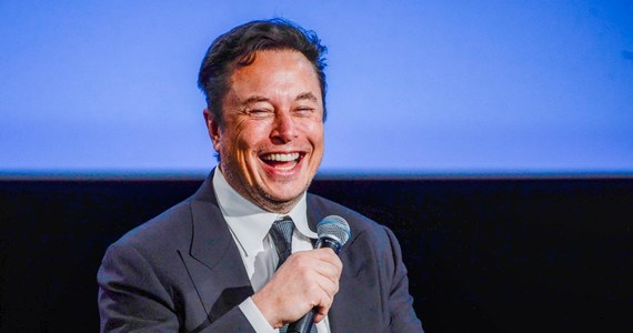 Elon Musk swoim wpisem o dość arbitralnych warunkach, na jakie jego zdaniem powinna przystać Ukraina, żeby zakończyć wojnę, rozpalił niemal cały świat. Później ogłosił, że ponownie chce kupić Twittera po pierwotnie zaplanowanej cenie. Jak ostatnie wypowiedzi wpłyną na wizerunek ekscentrycznego miliardera? Paulina Sawicka w internetowym Radiu RMF24 rozmawiała o tym z doktorem Janem Zającem – psychologiem i badaczem internetu.  