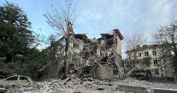 Do 11 wzrosła liczba ofiar śmiertelnych ataków rakietowych na Zaporoże, na południowym wschodzie Ukrainy, które siły rosyjskie przeprowadziły w nocy ze środy na czwartek - podała ukraińska Państwowa Służba ds. Sytuacji Nadzwyczajnych (DSNS). Władze informują o kolejnych atakach na to miasto przy użyciu irańskich dronów.