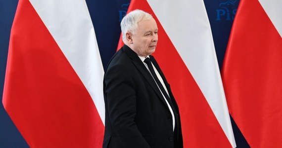 ​Jarosław Kaczyński przed wyborami parlamentarnymi przejdzie operację - podaje "Super Express". Prezes PiS ma coraz większe problemy z chodzeniem, co dało się zauważyć podczas spotkań z wyborcami.