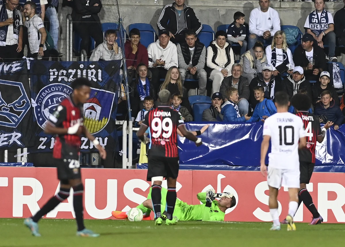Do skandalicznych scen doszło w czwartkowy wieczór podczas meczu 1. FC Slovácko i OGC Nice w piłkarskiej Lidze Konferencji. Polski bramkarz gości Marcin Bułka został uderzony przedmiotem rzuconym przez kibica. Mecz na chwilę przerwano.