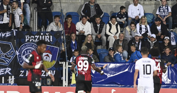 Do skandalicznych scen doszło w czwartkowy wieczór podczas meczu 1. FC Slovácko i OGC Nice w piłkarskiej Lidze Konferencji. Polski bramkarz gości Marcin Bułka został uderzony przedmiotem rzuconym przez kibica. Mecz na chwilę przerwano.