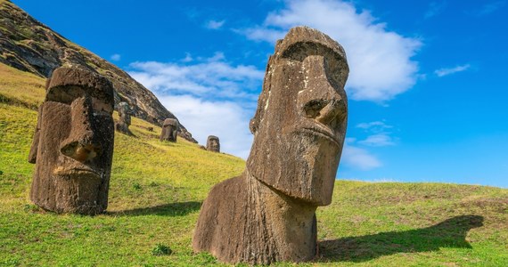 Tajemnicze, wyrzeźbione w kamieniu posągi z Wyspy Wielkanocnej zostały uszkodzone w pożarze. Niektóre zostały nieodwracalne zwęglone - poinformowały władze Chile. 