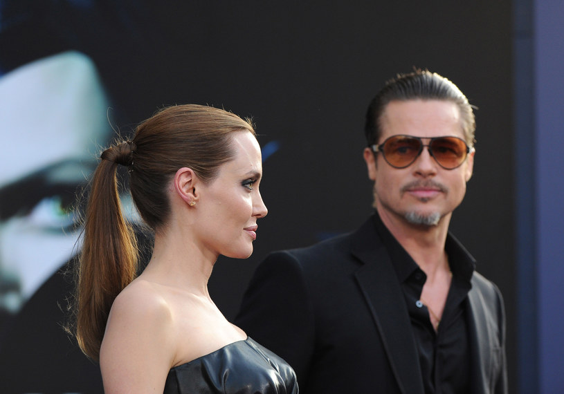 Choć małżeństwo Angeliny Jolie i Brada Pitta przeszło do historii trzy lata temu, na jaw wciąż wychodzą nowe szczegóły ich burzliwego związku. Aktorka oskarża byłego męża, że podczas feralnej podróży samolotem w 2016 roku miał wówczas zaatakować nie tylko ją, ale także ich dzieci, a jedno z nich w pewnym momencie zaczął dusić. Prawnicy gwiazdora zabrali już w tej sprawie głos, wytykając Jolie kłamstwo.