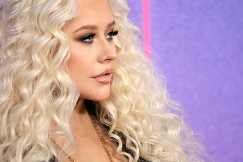 Światowa supergwiazda, Christina Aguilera, przedstawia ostatni rozdział swojego projektu "Aguilera" — "La Luz". Trzecia EP-ka zawiera poruszające intro i utwór "No Es Que Te Extrañe" wraz z oficjalnym teledyskiem, współreżyserowanym przez samą artystkę.