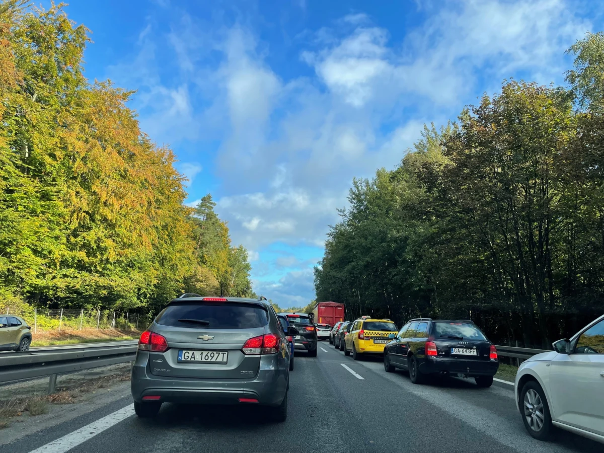 Kolejne zmiany czekają kierowców, pokonujących remontowany węzeł Wielki Kack, na obwodnicy Trójmiasta. Przez weekend część kierowców nie będzie mogło wjechać na tę trasę szybkiego ruchu. W poniedziałek na kilka godzin, zwężona zostanie jezdnia w stronę Gdańska.
