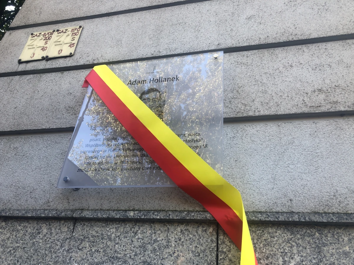 Pisarza, publicystę i współzałożyciela kultowego dla wielu miłośników literatury science fiction miesięcznika "Fantastyka" Adama Hollanka upamiętniono dziś w Warszawie. Przy ulicy Górnośląskiej 3 na Powiślu odsłonięto dedykowaną mu tablicę.