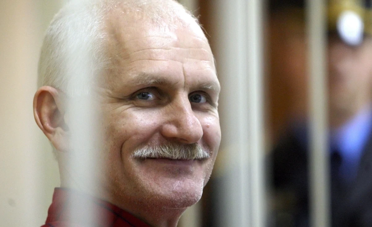 Aleś Bialacki otrzymał Pokojową Nagrodę Nobla. To ważna postać dla białoruskiej opozycji, jeden z liderów słynnego Centrum Praw Człowieka "Wiasna". Ponad 10 lat temu trafił do kolonii karnej, do czego przyczyniła się niestety także Polska. Rok temu ponownie został zatrzymany i do dziś przebywa w areszcie.