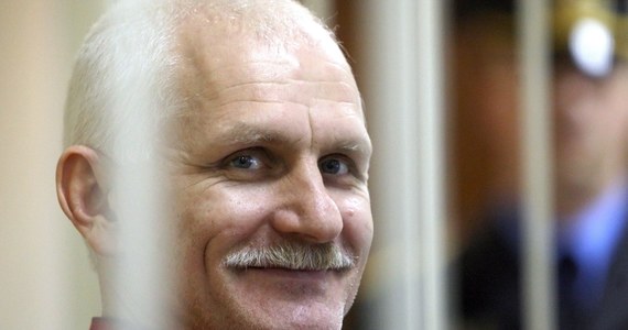 Aleś Bialacki otrzymał Pokojową Nagrodę Nobla. To ważna postać dla białoruskiej opozycji, jeden z liderów słynnego Centrum Praw Człowieka "Wiasna". Ponad 10 lat temu trafił do kolonii karnej, do czego przyczyniła się niestety także Polska. Rok temu ponownie został zatrzymany i do dziś przebywa w areszcie.