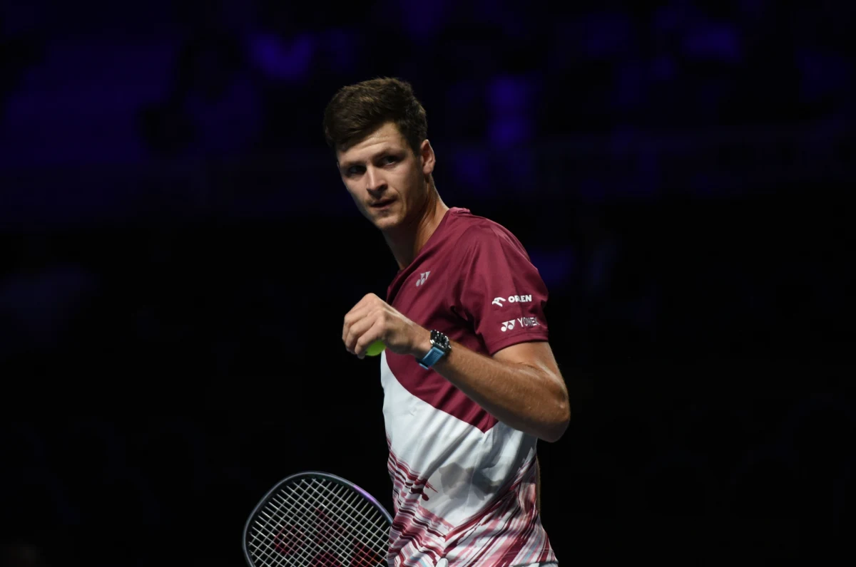 Hubert Hurkacz przegrał z greckim tenisistą Stefanosem Tsitsipasem 6:7 (8-10), 3:6 i odpadł w ćwierćfinale halowego turnieju ATP 500 w kazachskiej Astanie. Pula nagród w tym turnieju to 2,05 mln dolarów.