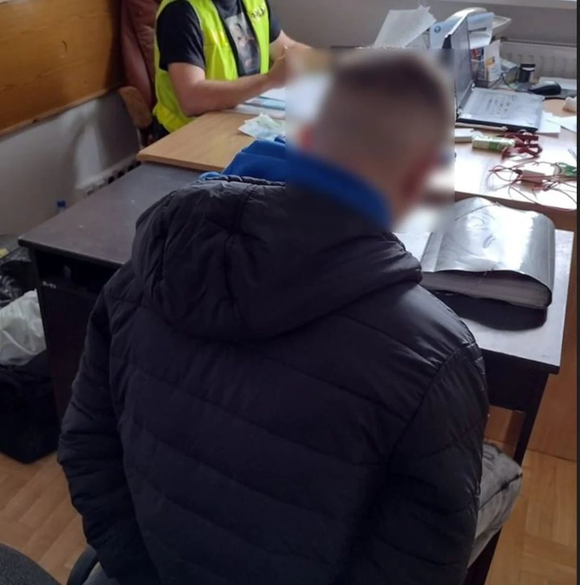 Młody mężczyzna zaoferował starszej kobiecie pomoc we wniesieniu zakupów, po czym wyszarpał jej torebkę, ukradł portfel i uciekł. Wczoraj 23-latek usłyszał zarzut. Grozi mu nawet do 18 lat więzienia.