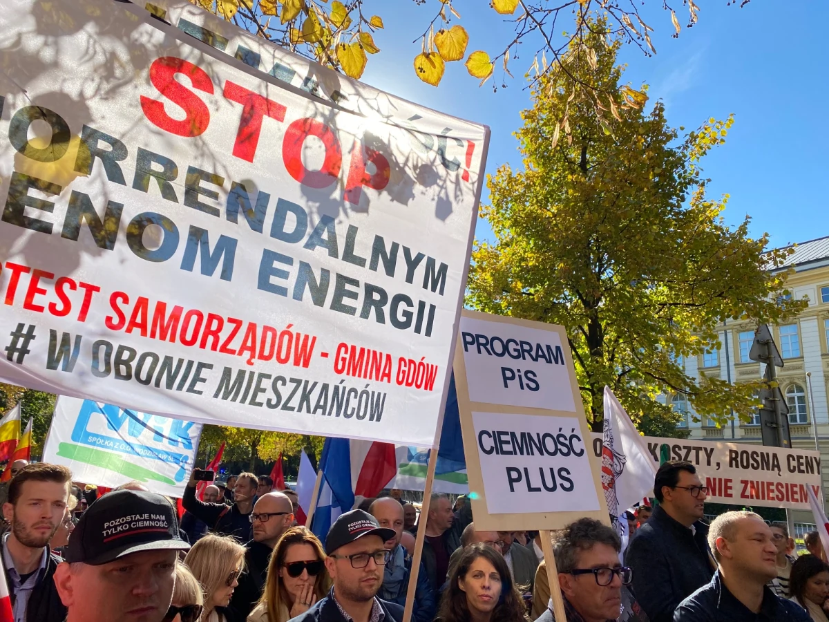 Kilkuset samorządowców protestowało w piątek w Warszawie przeciwko gigantycznym podwyżkom cen energii. Mieli oni transparenty, na których widniały nie tylko wyliczenia podwyżek za prąd, ale i hasła z dominującym słowem "ciemność". Manifestacja zakończyła się złożeniem petycji w Kancelarii Premiera.