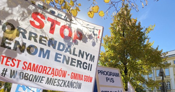 Kilkuset samorządowców protestowało w piątek w Warszawie przeciwko gigantycznym podwyżkom cen energii. Mieli oni transparenty, na których widniały nie tylko wyliczenia podwyżek za prąd, ale i hasła z dominującym słowem "ciemność". Manifestacja zakończyła się złożeniem petycji w Kancelarii Premiera.