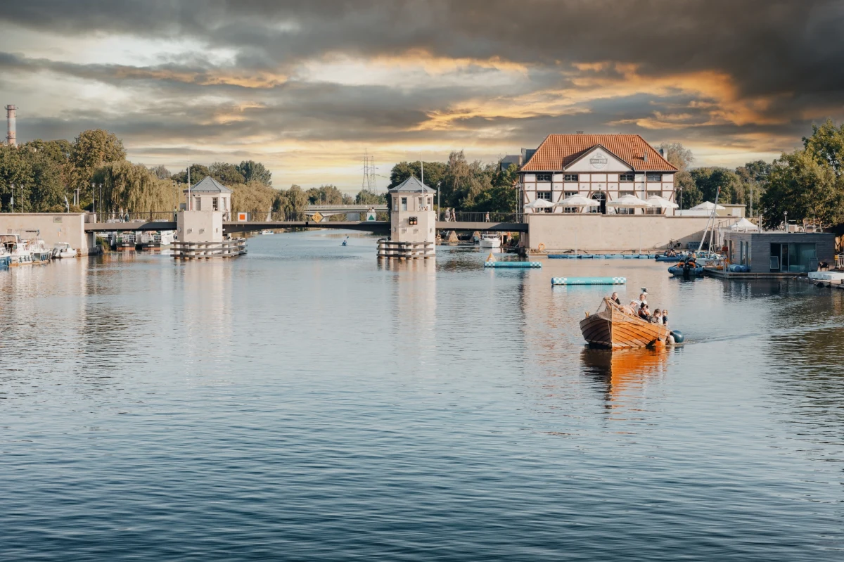 ​Miasto Elbląg nie posiada kompetencji do pogłębienia torów wodnych na wewnętrznych przepływowych wodach morskich w granicach Portu Morskiego Elbląg. Pogłębienie 900 m toru wodnego do elbląskiego portu to zadanie Skarbu Państwa - oświadczył w piątek prezydent Elbląga Witold Wróblewski.