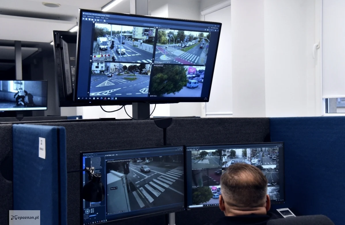 Nowo utworzone Zintegrowane Centrum Zarządzania Kryzysowego i Oglądu Monitoringu Wizyjnego, właśnie rozpoczęło prace. Podgląd wszystkich kamer z miasta będzie teraz w jednym pomieszczeniu.

