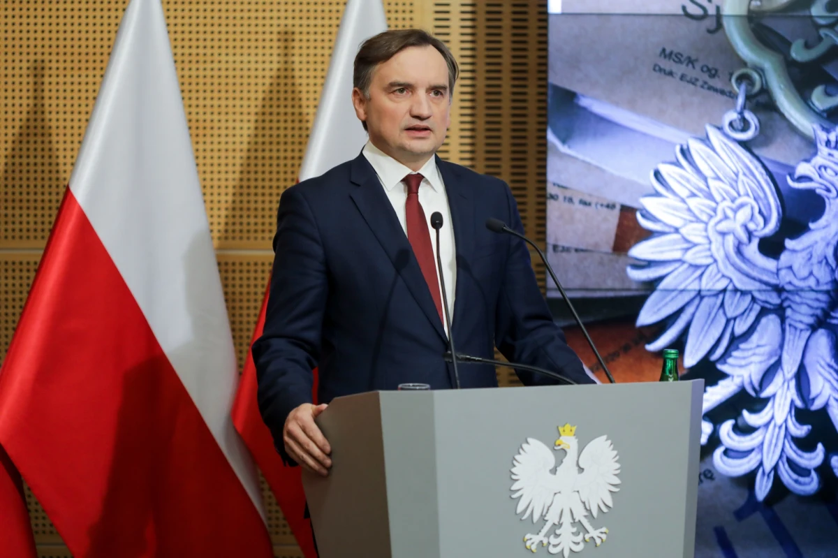 Nie mam wątpliwości, że zarzuty stawiane napadniętej rodzinie w Poznaniu nie były zasadne. Mieliśmy do czynienia z przypadkiem pozwalającym na zastosowanie klasycznej obrony koniecznej - powiedział na spotkaniu z dziennikarzami minister sprawiedliwości Zbigniew Ziobro. Prokurator generalny mówił o zdarzeniu z Poznania, gdzie włamywacz został śmiertelnie ugodzony nożem podczas szarpaniny z napadniętymi domownikami. 