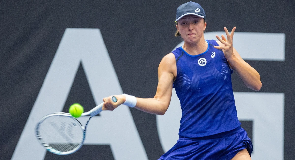 Liderka światowego rankingu Iga Świątek awansowała do półfinału turnieju WTA 500 na kortach twardych w Ostrawie. Polka w meczu ćwierćfinałowym pokonała Amerykankę Catherine McNally 6:4, 6:4. O finał Świątek zagra ze zwyciężczynią starcia pomiędzy Terezą Martincovą a Jekatieriną Aleksandrową.