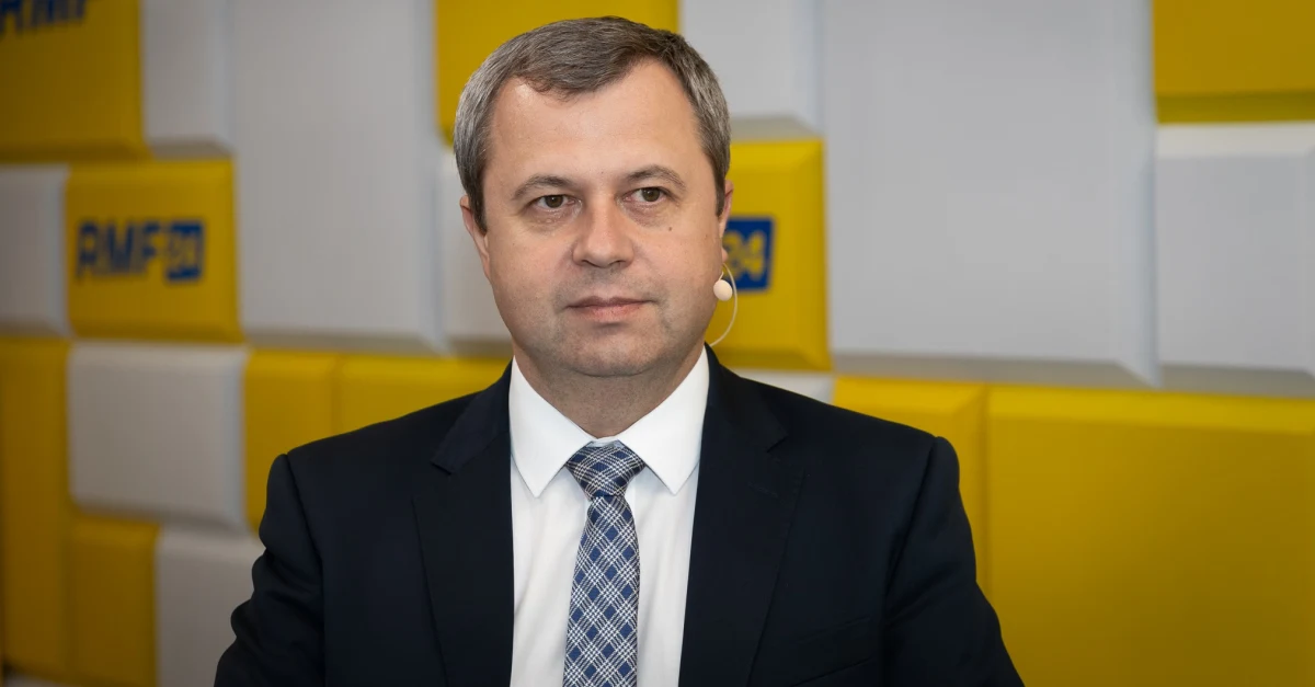 "Statystyka pokazuje, że ponad 60 proc. gospodarstw domowych w Polsce zużywa nie więcej niż 2 000 kWh rocznie" - mówił w Popołudniowej rozmowie w RMF FM Rafał Gawin - prezes Urzędu Regulacji Energetyki, odnosząc się do limitu zapisanego w ustawie zamrażającej ceny energii dla gospodarstw domowych. "Racjonalizacja użytkowania energii jest czymś bardzo ważnym i pożądanym. W czasach, kiedy mierzymy się z kryzysem surowców, który wpływa na rynek energetyczny, racjonalizacja ma coraz większe znaczenie" - dodał. 