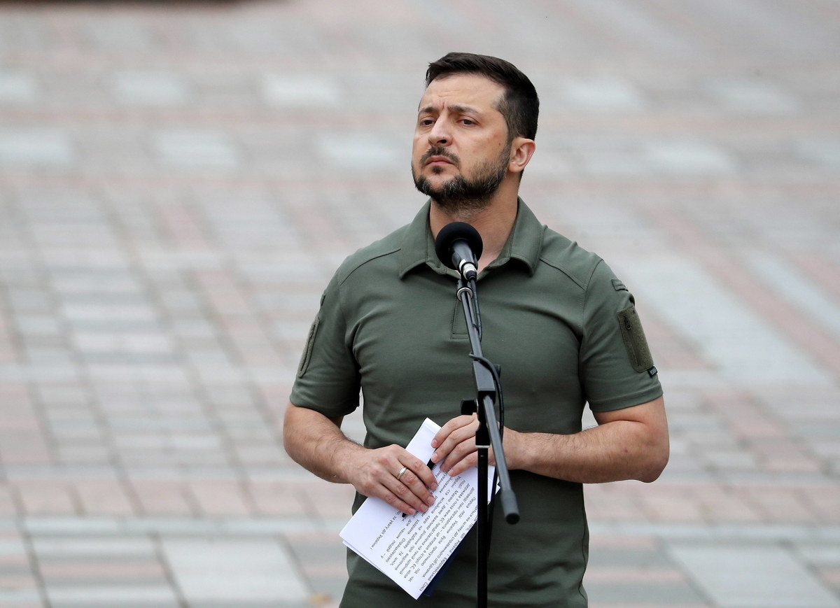Rosjanie zaczęli przygotowywać swoje społeczeństwo na możliwe użycie broni nuklearnej - ocenił w wywiadzie dla BBC prezydent Ukrainy Wołodymyr Zełenski. "Oni jeszcze nie wiedzą, czy to zrobią, czy nie. Dla mnie niebezpieczne jest samo mówienie o tym" - podkreślał. "Putin nie boi się ataku nuklearnego. On boi się jedynie swojego narodu. Tylko on może zastąpić go kimś innym, odebrać mu władzę i przekazać ją w inne ręce" - dodał. 