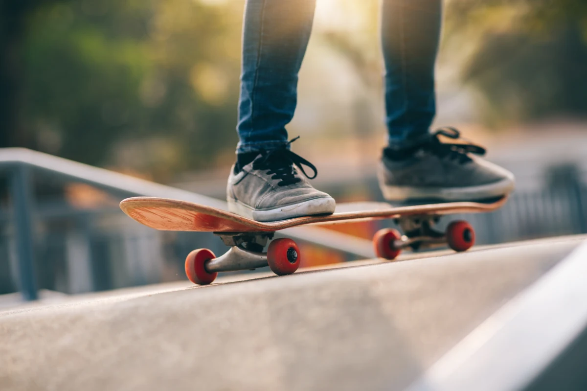 W pogodne dni katowicka skateplaza przyciąga wielu miłośników jazdy na deskorolkach, rolkach i wyczynowych rowerach. Organizowane są tu także zawody i wydarzenia związane z kulturą skaterską. Teraz miejsce to ma przejść metamorfozę - podaje portal mojekatowice.pl.