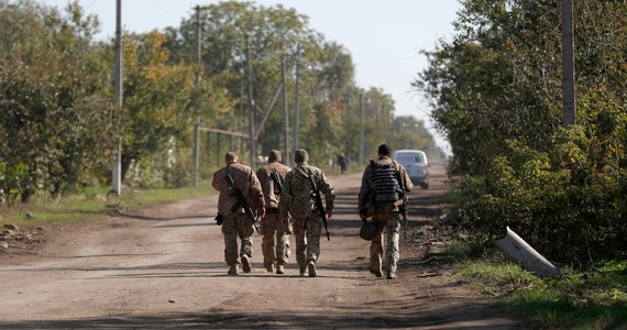 Siły ukraińskie zgłaszają problemy z systemem Starlink podczas ofensywy przeciw wojskom rosyjskim; niektóre z urządzeń przestały działać, gdy żołnierze ukraińscy wkroczyli na wyzwolone spod rosyjskiej okupacji tereny - podał dziennik "Financial Times", powołując się na ukraińskich urzędników.