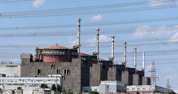 ​Okupowana przez wojska rosyjskie Zaporoska Elektrownia Atomowa na Ukrainie została po ostrzale Rosjan odłączona od ostatniej linii, łączącej ją z siecią energetyczną. Działają tylko generatory prądu, które mogą zasilać stację przez 10 dni - podał ukraiński koncern Enerhoatom.