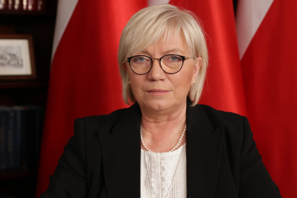 "Wypowiedzi publiczne prezesów europejskich Trybunałów Konstytucyjnych, którzy odnoszą się trybunałów innych krajów, w tym do polskiego, uważam za skandaliczne" - mówiła prezes TK Julia Przyłębska, która była gościem Krzysztofa Ziemca w RMF FM. "Wydajemy mniej orzeczeń, ale to nie wynika z tego, że trybunał gorzej pracuje" - podkreśliła, oceniając pracę trybunału.