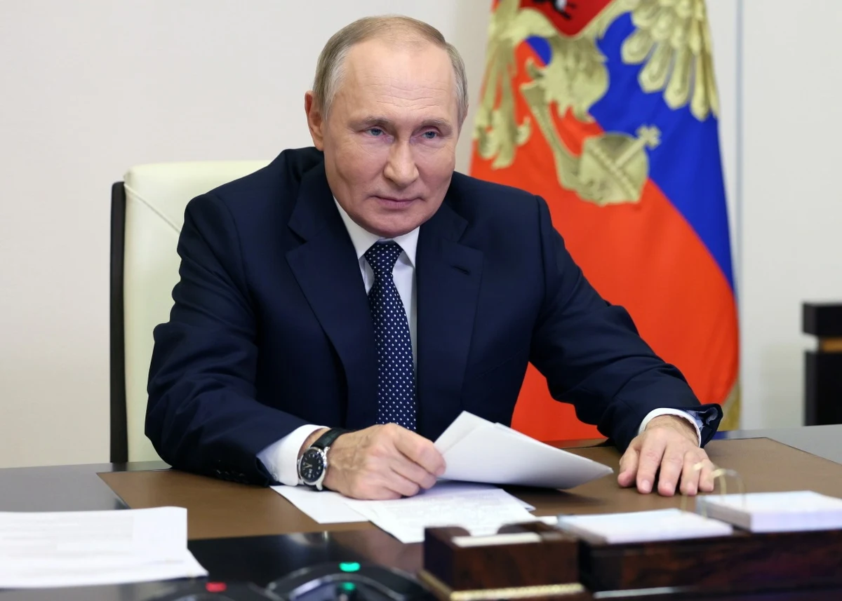 Marco Polo, Mikołaj Kopernik, Stanley Kubrick, Nina Simone, Orson Welles, Jan Christian Andersen - wszyscy należą do tej samej klasy. Zmarli w wieku 70 lat. Nie doczekali kolejnej wiosny. Dziś siódmy krzyżyk kończy Władimir Putin. Nie odkrył nowych lądów. Nie wstrzymał Słońca, nie ruszył na orbicie Ziemi. Nie potrafi kręcić fabularnych filmów ani komponować piosenek, ale zafundował światu największy koszmar po Auschwitz. Nie wiem, czy pójdzie do piekła - wątpliwe, czy takie więzienie istnieje. Wiem natomiast, że miliony ludzi na świecie życzą mu najgorszego, łącznie ze śmiercią. Nie należę do nich. Po procesie w Hadze powinien trafić do celi z oknem na betonowe podwórko. Tam mógłby spokojnie umierać. 