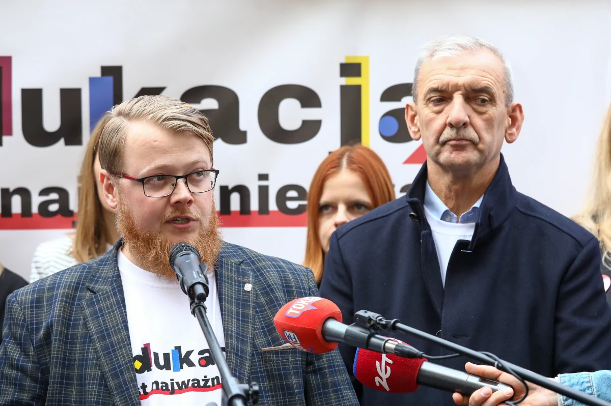 Od dziś do piątku, 14 października, przy placu na Rozdrożu w Warszawie będzie działało całodobowe miasteczko edukacyjne założone przez Związek Nauczycielstwa Polskiego. Miasteczko ma służyć dyskusji o edukacji w Polsce, a wnioski zostaną przedstawione w trakcie pikiety zaplanowanej na przyszłą sobotę, 15 października, przed siedzibą Ministerstwa Edukacji i Nauki.