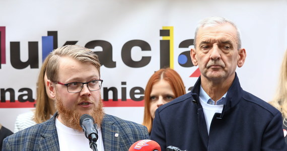 Od dziś do piątku, 14 października, przy placu na Rozdrożu w Warszawie będzie działało całodobowe miasteczko edukacyjne założone przez Związek Nauczycielstwa Polskiego. Miasteczko ma służyć dyskusji o edukacji w Polsce, a wnioski zostaną przedstawione w trakcie pikiety zaplanowanej na przyszłą sobotę, 15 października, przed siedzibą Ministerstwa Edukacji i Nauki.