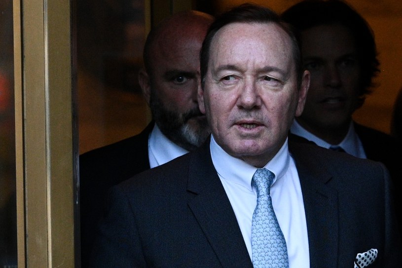 Kevin Spacey stanął przed sądem. Został oskarżony o napaść seksualną, której miał dopuścić się na Anthonym Rappie. Ofiara w piątek opowiedziała w sądzie jak wyglądała sytuacja, w której Spacey miał dokonać przestępstwa. Dodał także, że aktor wyglądał na odurzonego. 