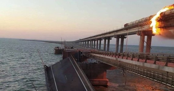 Według informacji komitetu śledczego Federacji Rosyjskiej, trzy osoby zginęły w sobotnim wybuchu na moście wybudowanym przez Rosję i prowadzącym na Krym - podaje Reuters. Potężna eksplozja nad ranem poważnie uszkodziła most.