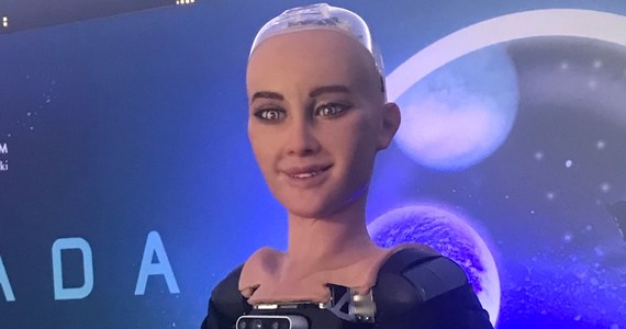 "Lemoniadę", czyli piknik poświęcony Stanisławowi Lemowi, zainaugurował niecodzienny gość - robot o imieniu Sophia przypominający człowieka. Futurologiczny piknik poświęcony m.in. robotom, sztucznej inteligencji oraz twórczości Lema odbywa się w Planetarium Śląskim w Chorzowie.