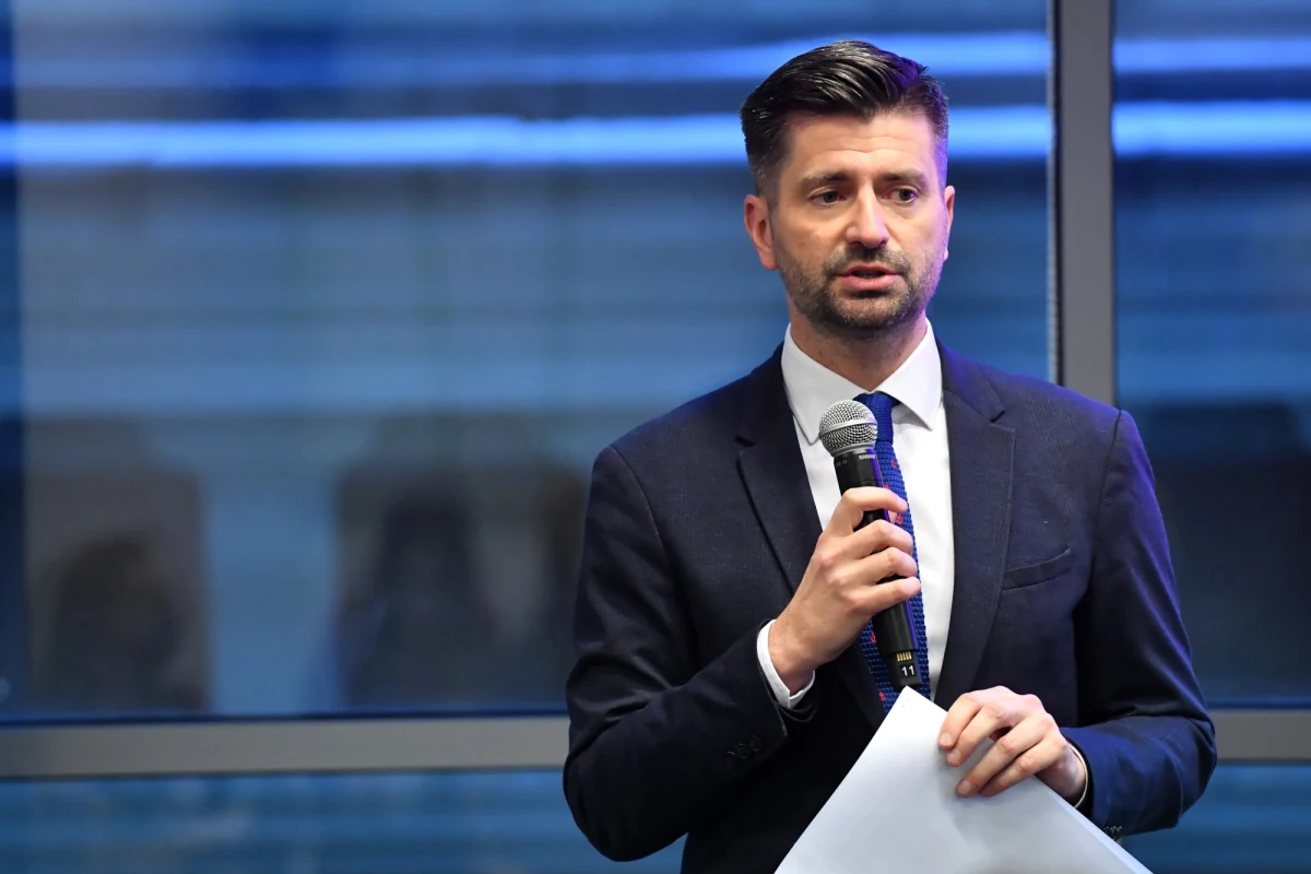 ​"W nowym Sejmie powołamy Komisję Sprawiedliwości i Prawa, wskażemy z imienia i nazwiska, kto i kiedy z prominentnych ludzi władzy łamał prawo, w tym ustawę zasadniczą" - mówił wiceszef klubu Lewicy Krzysztof Śmiszek. Przedstawił też prawników, którzy będą pracować "nad wielkim aktem oskarżenia".