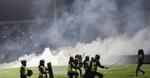 Prezydent Indonezji Joko Widodo powiedział, że Międzynarodowa Federacja Piłki Nożnej (FIFA) nie nałoży na kraj sankcji w związku z użyciem przez policję gazu łzawiącego podczas zamieszek na stadionie po meczu Arema FC z Persebaya Surabaya, w których zginęło 131 osób.