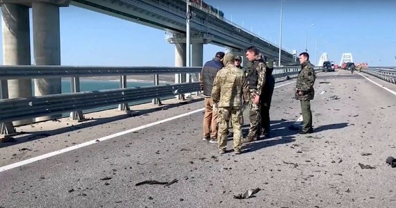​Atak na Most Krymski, który łączy Rosję z okupowanym przez nią półwyspem, izraelski ekspert Dawid Gendelman nazwał "precyzyjnie zaplanowaną operacją". Wciąż nie jest do końca jasne, jak doszło do sobotniego wybuchu. Firma Planet opublikowała zdjęcia satelitarne zniszczeń na moście.