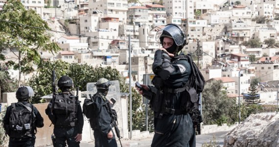 ​W odpowiedzi na śmierć w starciach z żołnierzami izraelskimi dwóch Palestyńczyków, zaatakowany został w sobotę izraelski posterunek wojskowy na obrzeżach Jerozolimy. Ciężko ranny został żołnierz i ochroniarz - poinformowała izraelska policja. 