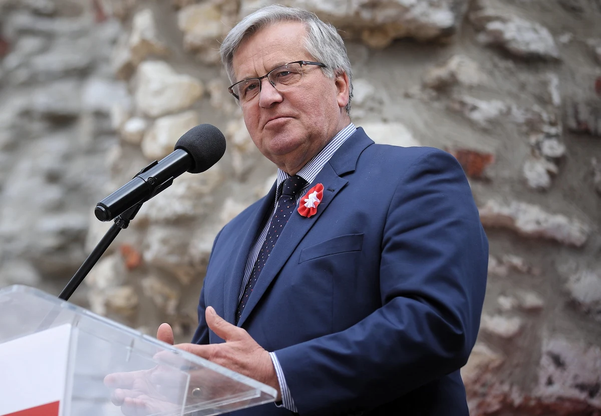 Wciąż głośnym echem odbijają się słowa Bronisława Komorowskiego, który w środę w Popołudniowej rozmowie w RMF FM zasugerował, że Ukraina powinna myśleć o rozmowach pokojowych z Rosją. Teraz byłego prezydenta skrytykowali politycy PSL.