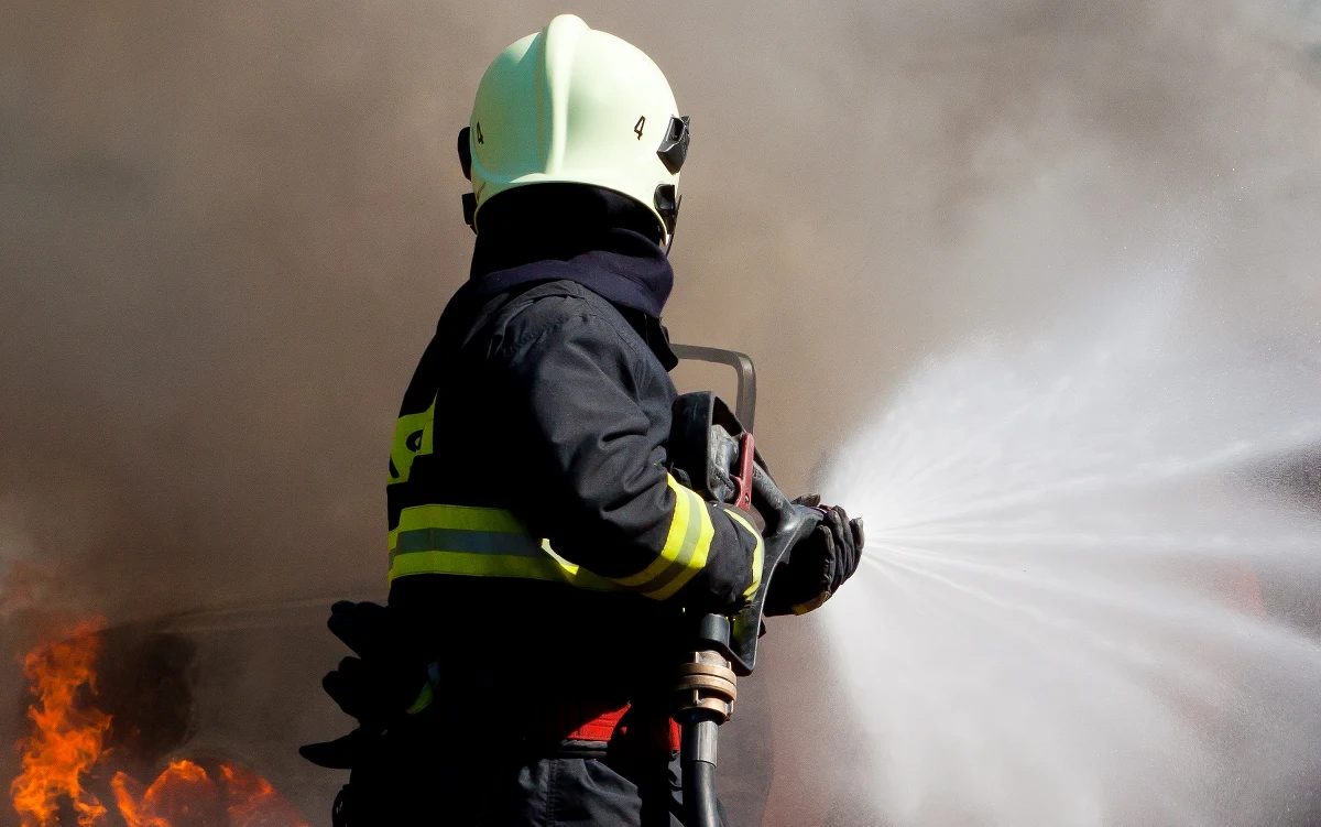 Jedna osoba zginęła w niedzielę nad ranem w pożarze drewnianego domu we wsi Jelonki w powiecie elbląskim.