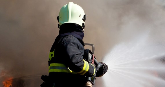 Jedna osoba zginęła w niedzielę nad ranem w pożarze drewnianego domu we wsi Jelonki w powiecie elbląskim.