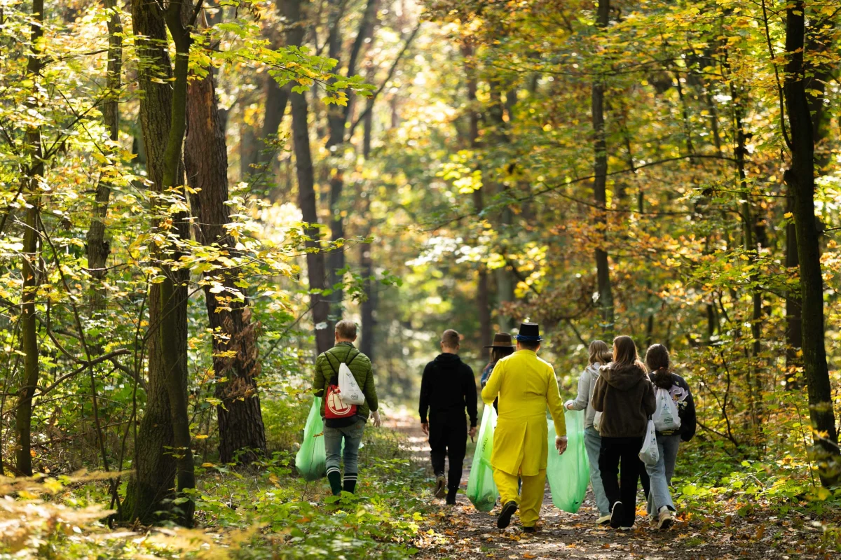Puszcza Niepołomicka wzięła w sobotę głęboki oddech, kiedy ponad 300 wolontariuszy oczyściło ją ze śmieci w ramach akcji Czyste Lasy. Jeszcze więcej uczestników przyciągnął piknik ekologiczny w Parku Miejskim, gdzie przez cały dzień można było wziąć udział w konkursach, quizach i warsztatach, a także dowiedzieć się, co każdy z nas może zrobić dla środowiska.   