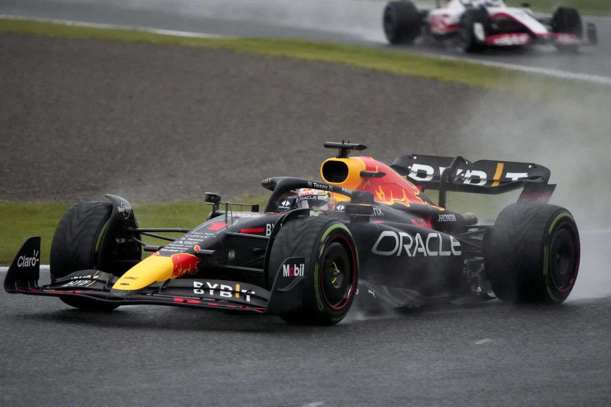 Po raz drugi z rzędu Max Verstappen (Red Bull) został mistrzem świata Formuły 1. Holender obronił tytuł po przerywanym przez ulewny deszcz wyścigu o Grand Prix Japonii na torze Suzuka. Wydawało się, że Verstappen na tytuł będzie musiał poczekać do kolejnego wyścigu, ale ostatecznie przyznano mu komplet punktów, co wystarczyło do końcowego triumfu.