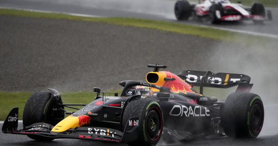 Po raz drugi z rzędu Max Verstappen (Red Bull) został mistrzem świata Formuły 1. Holender obronił tytuł po przerywanym przez ulewny deszcz wyścigu o Grand Prix Japonii na torze Suzuka. Wydawało się, że Verstappen na tytuł będzie musiał poczekać do kolejnego wyścigu, ale ostatecznie przyznano mu komplet punktów, co wystarczyło do końcowego triumfu.