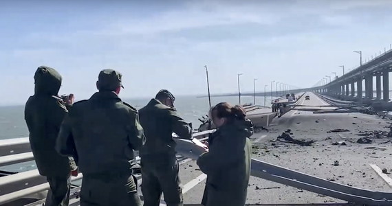 W sobotę nad ranem potężna eksplozja poważnie uszkodziła wybudowany przez Rosję most na Krym. Jak pisze rosyjska redakcja BBC News, wartość kontraktów państwowych na zapewnienie bezpieczeństwa mostu przekracza 2 mld rubli (32 mln USD).