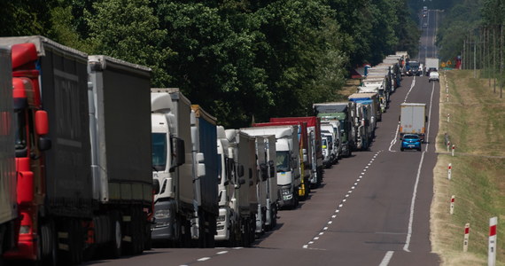 Do 40 godzin czekają w niedzielę kierowcy ciężarówek na wyjazd z Polski na Ukrainę przez przejście w Hrebennem (Lubelskie). W kolejce znajduje się 620 pojazdów – poinformował rzecznik Izby Administracji Skarbowej w Lublinie Michał Deruś.