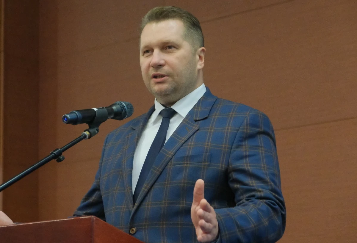 ​ZNP wysłało pisemne zaproszenie do Miasteczka edukacyjnego dla ministra edukacji i nauki Przemysława Czarnka. Jeżeli nie skorzysta z zaproszenia, 15 października my podejdziemy pod siedzibę MEiN - powiedział w niedzielę prezes ZNP Sławomir Broniarz.