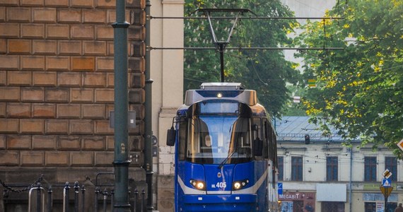 Dwóch zamaskowanych mężczyzn zaatakowało pasażera nocnego tramwaju w Krakowie. Do zdarzenia doszło na pętli Czerwone Maki. Na pomoc poszkodowanemu ruszyli pracownicy MPK – motorniczy oraz pracownik pogotowia przystankowego. Oni także zostali poszkodowani. 