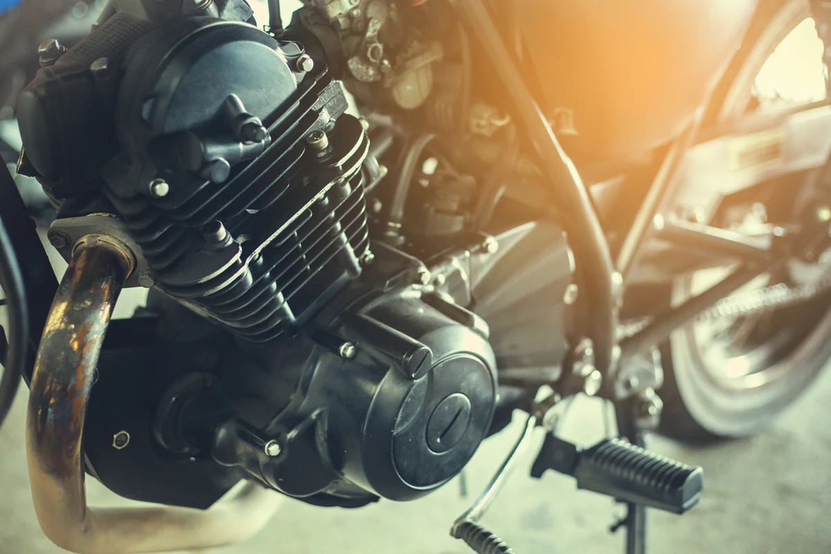 Motocyklista zginął w zderzeniu z busem w rejonie Murowanej Gośliny (woj. wielkopolskie). Do wypadku doszło na drodze dojazdowej do dw 196.